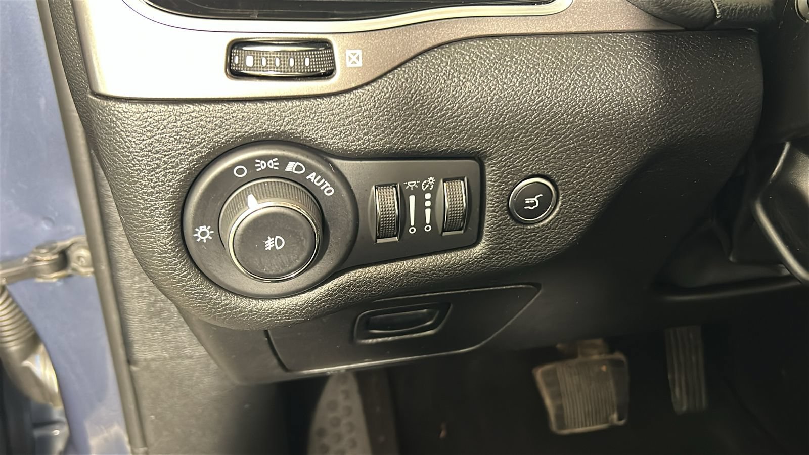 Used 2020 Jeep Cherokee Limited AWD/4WD image 23