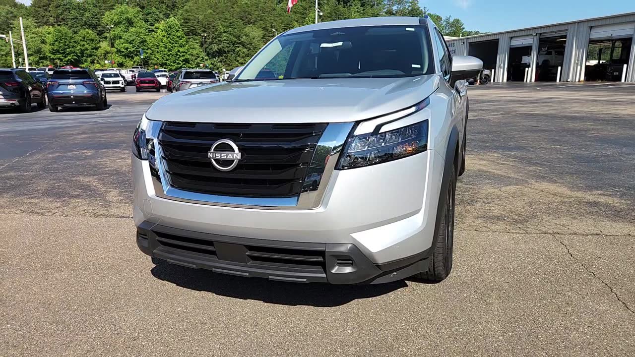 Used 2025 Nissan Pathfinder SV image 3