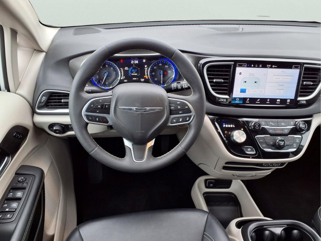 Used 2024 Chrysler Pacifica Touring-L FWD image 9