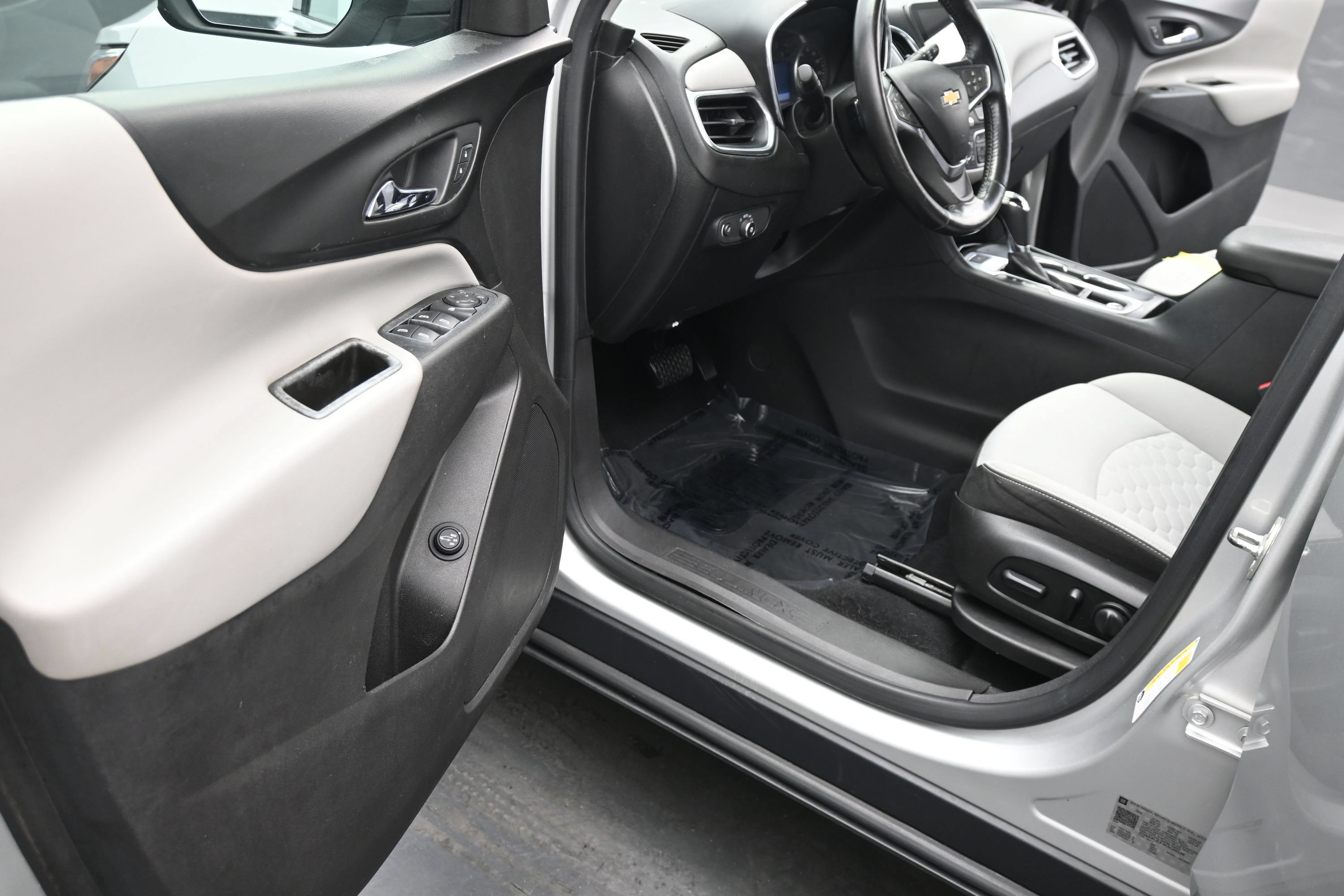 Used 2019 Chevrolet Equinox LT w/ Sun & Navigation Package FWD image 16