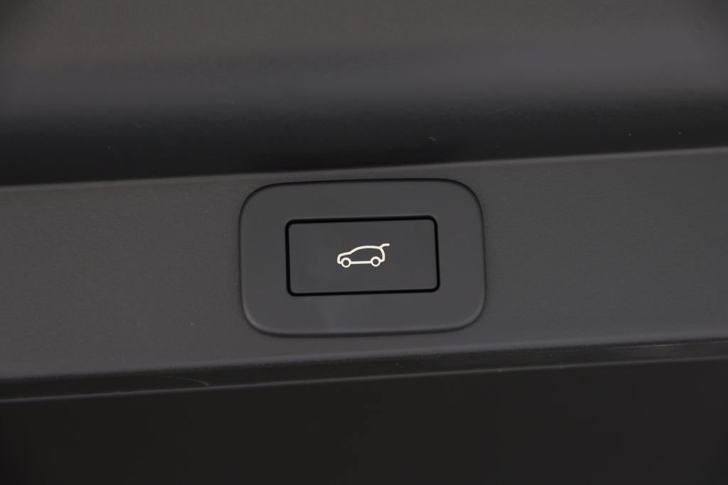New 2026 Land Rover Range Rover Long Wheelbase SE AWD/4WD image 11