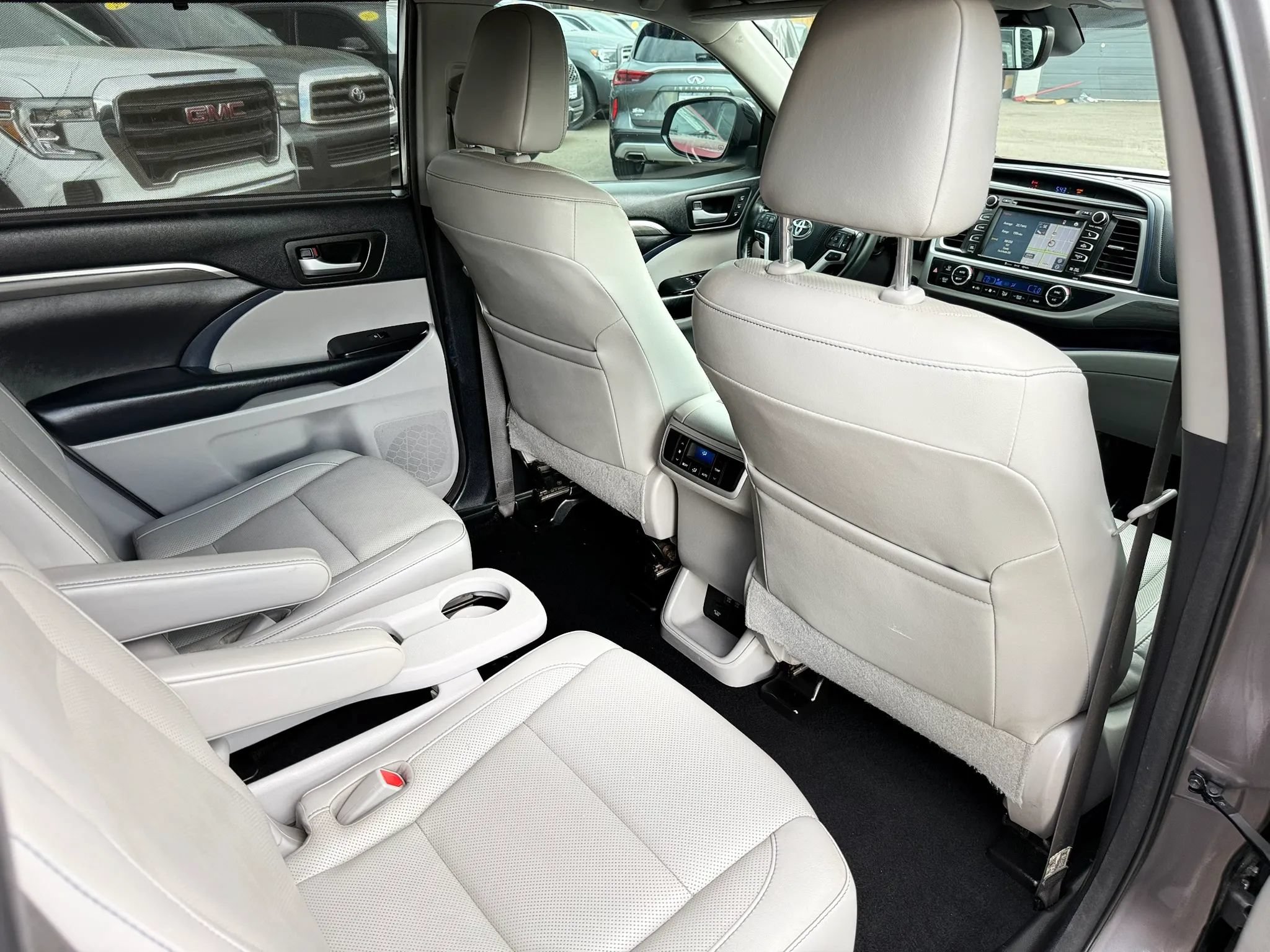 Used 2018 Toyota Highlander Limited w/ Carpet Mat Package (TMS) AWD/4WD image 19