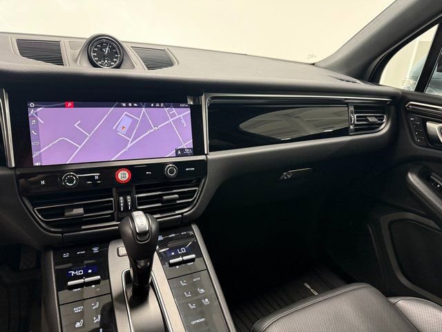 Certified 2024 Porsche Macan image 17