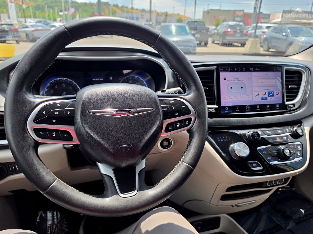 Used 2023 Chrysler Pacifica Touring-L FWD image 20