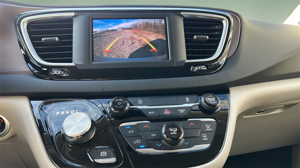 Used 2023 Chrysler Voyager LX image 22