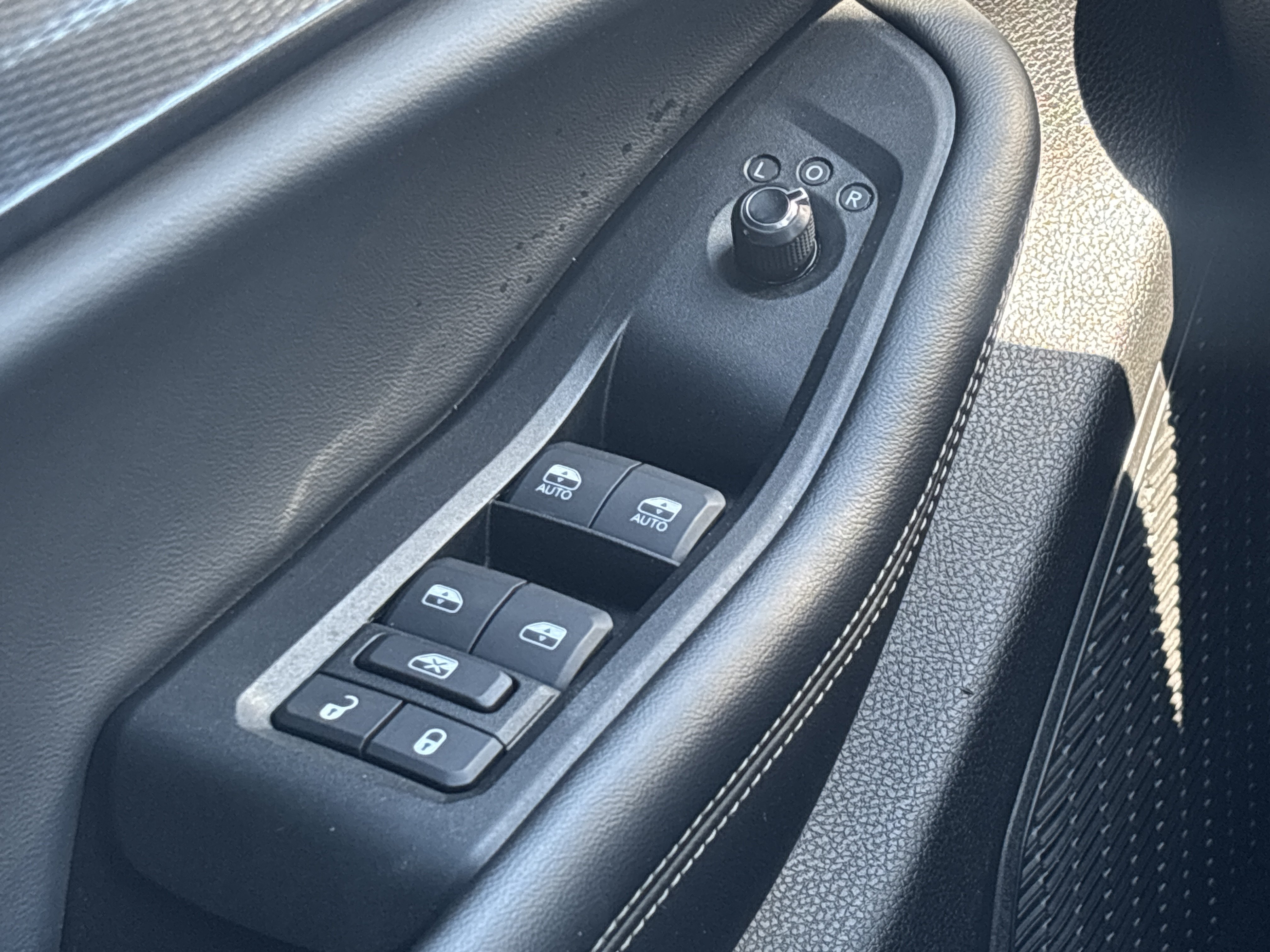 Used 2025 Jeep Grand Cherokee Altitude AWD/4WD image 7