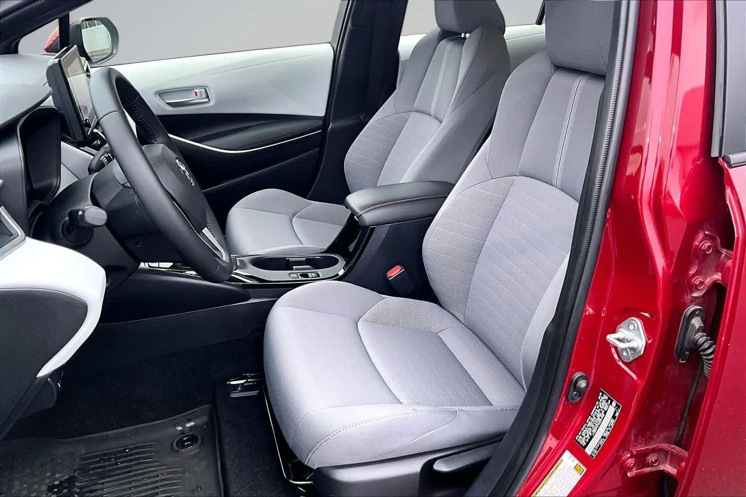 Used 2025 Toyota Corolla SE w/ Convenience Package FWD image 11