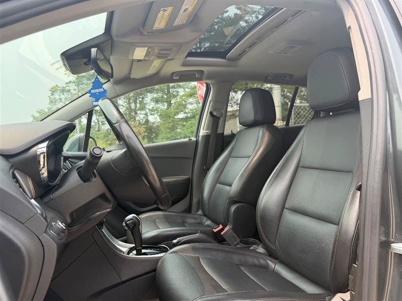 Used 2017 Chevrolet Trax Premier w/ Driver Confidence II Package AWD/4WD image 16