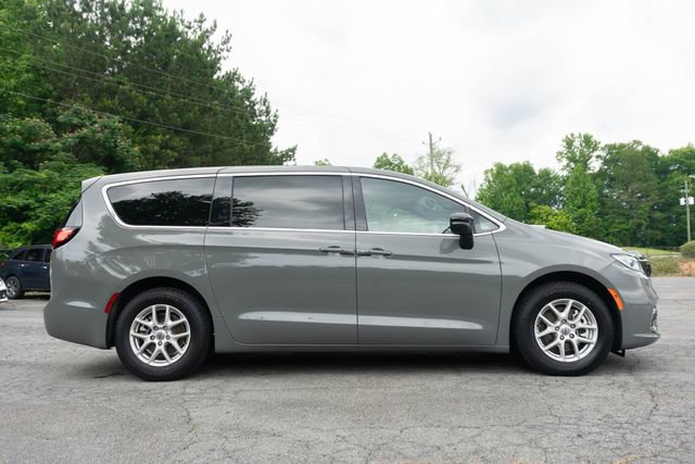 Used 2025 Chrysler Pacifica Select FWD image 10