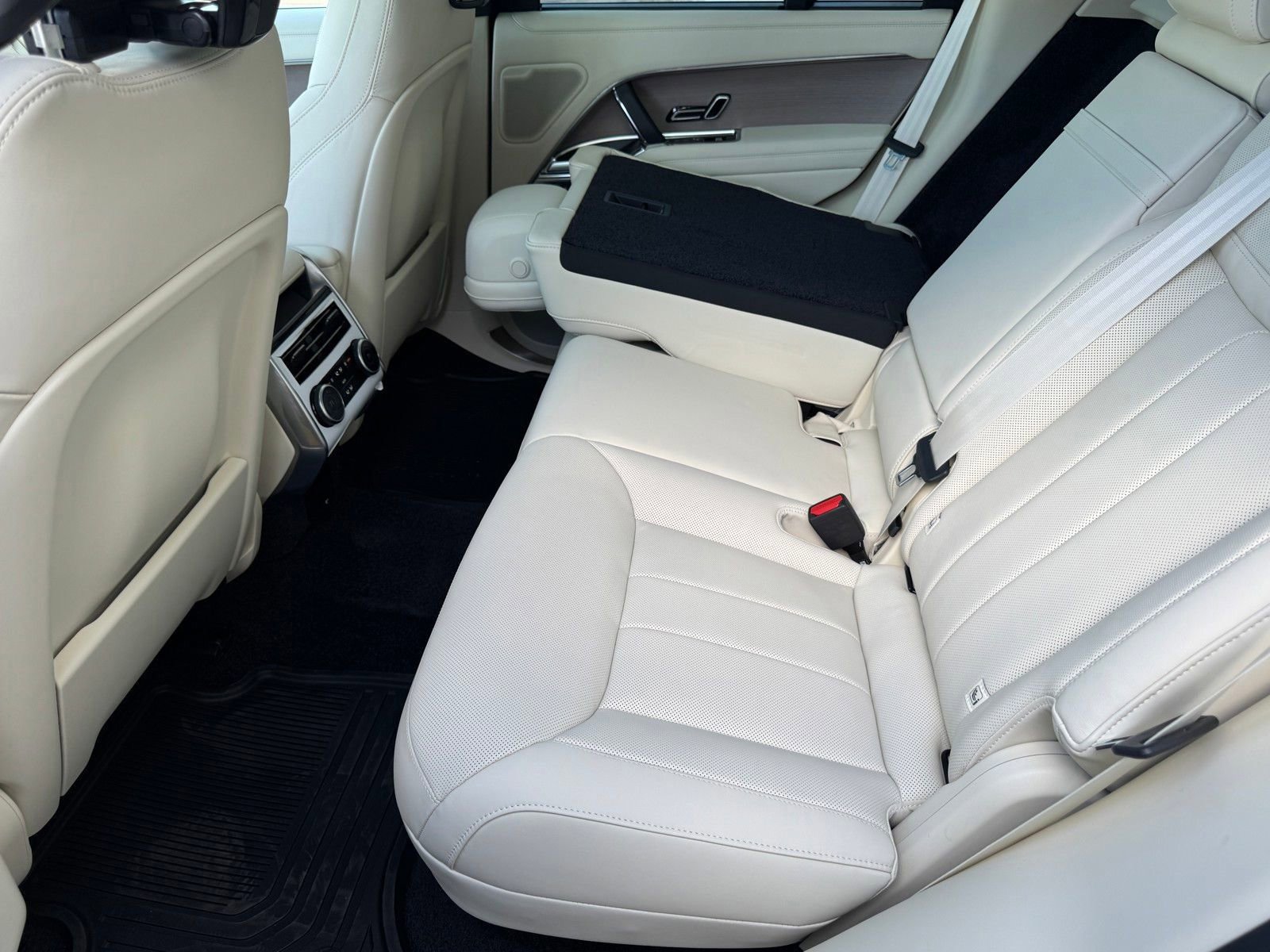 New 2026 Land Rover Range Rover SE image 17