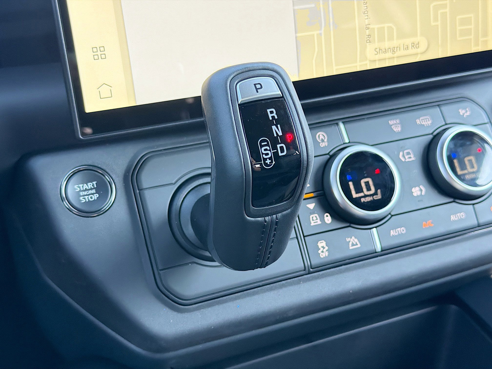 New 2026 Land Rover Defender 130 X-Dynamic SE image 30