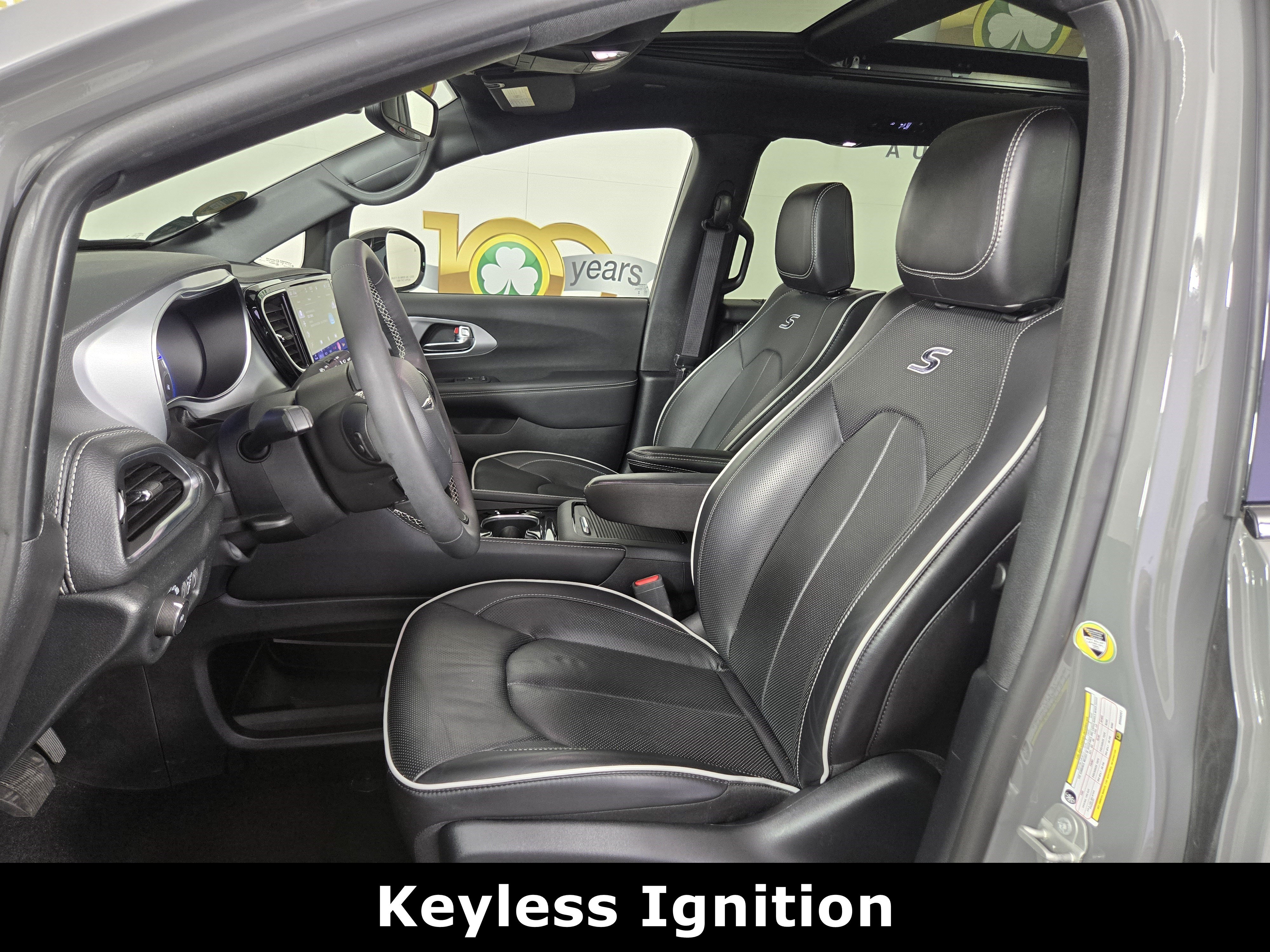 Used 2025 Chrysler Pacifica Limited FWD image 12
