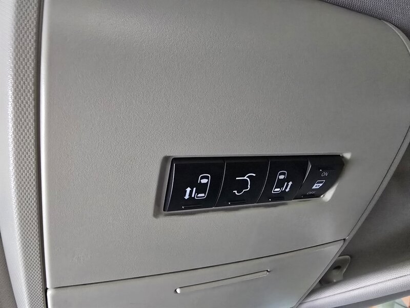 Used 2015 Chrysler Town & Country Touring w/ Driver Convenience Group FWD image 31