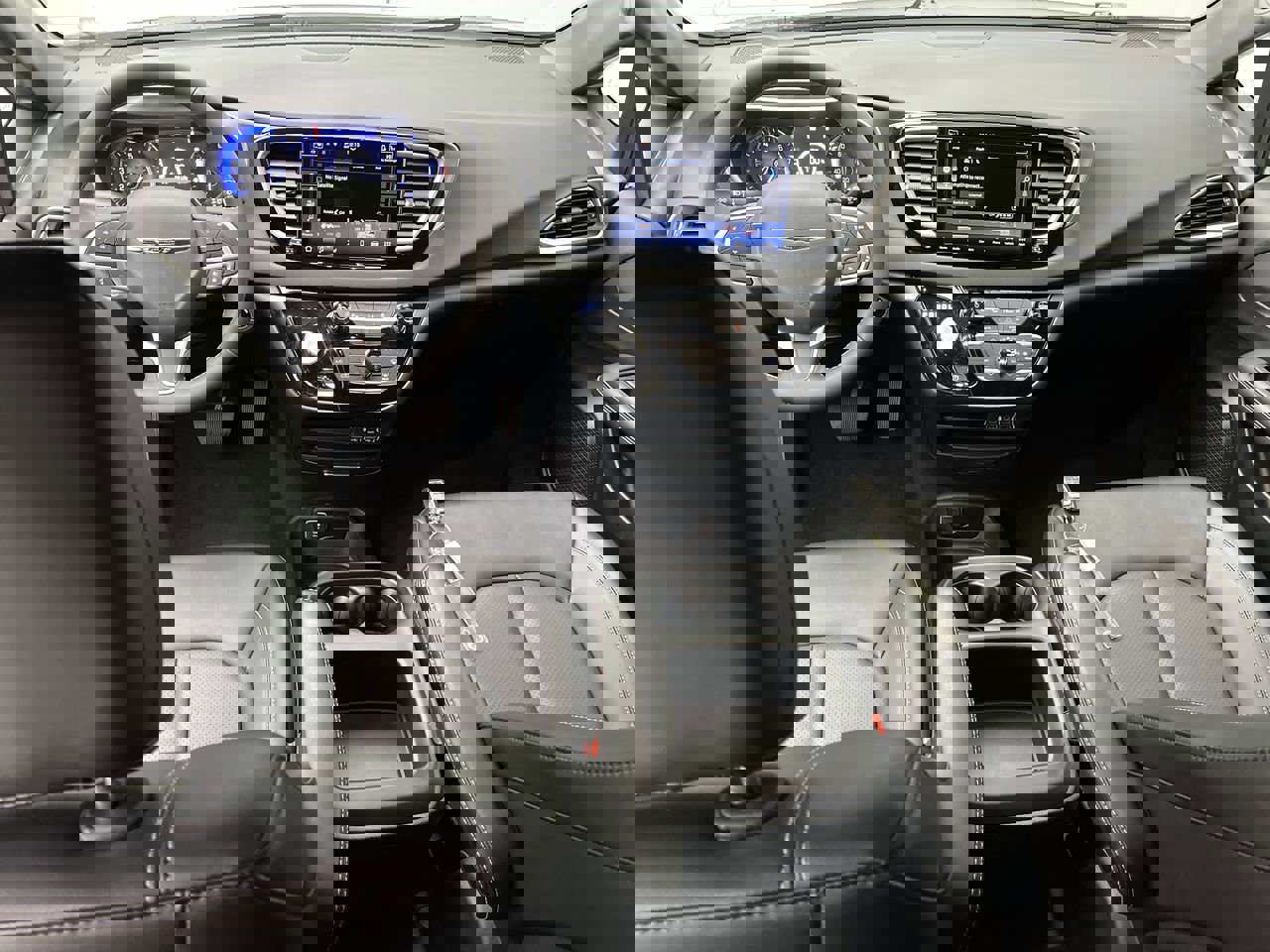 Used 2025 Chrysler Pacifica Select image 4