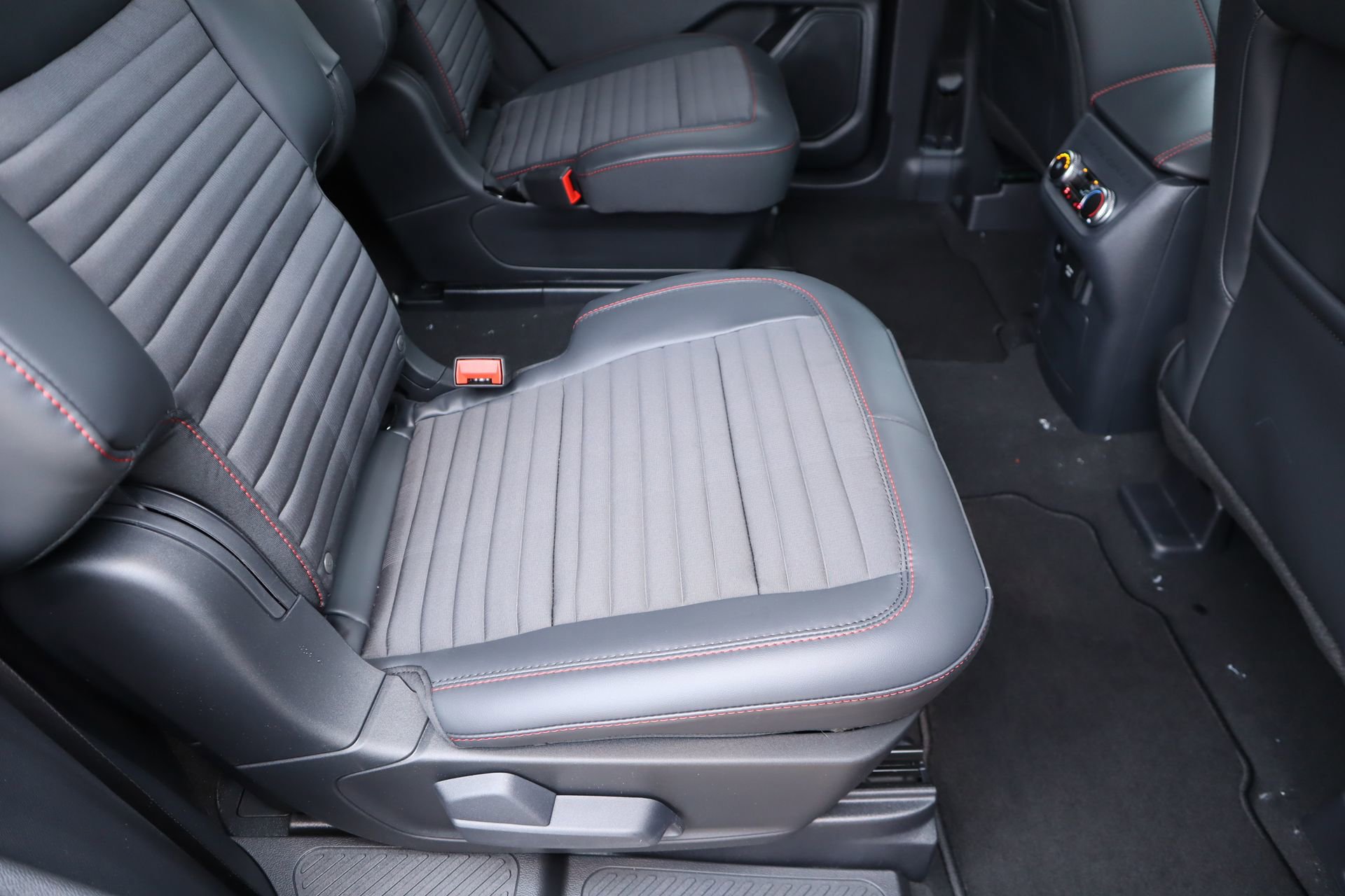 New 2026 Ford Explorer ST-Line w/ ST-Line Street Pack RWD image 17