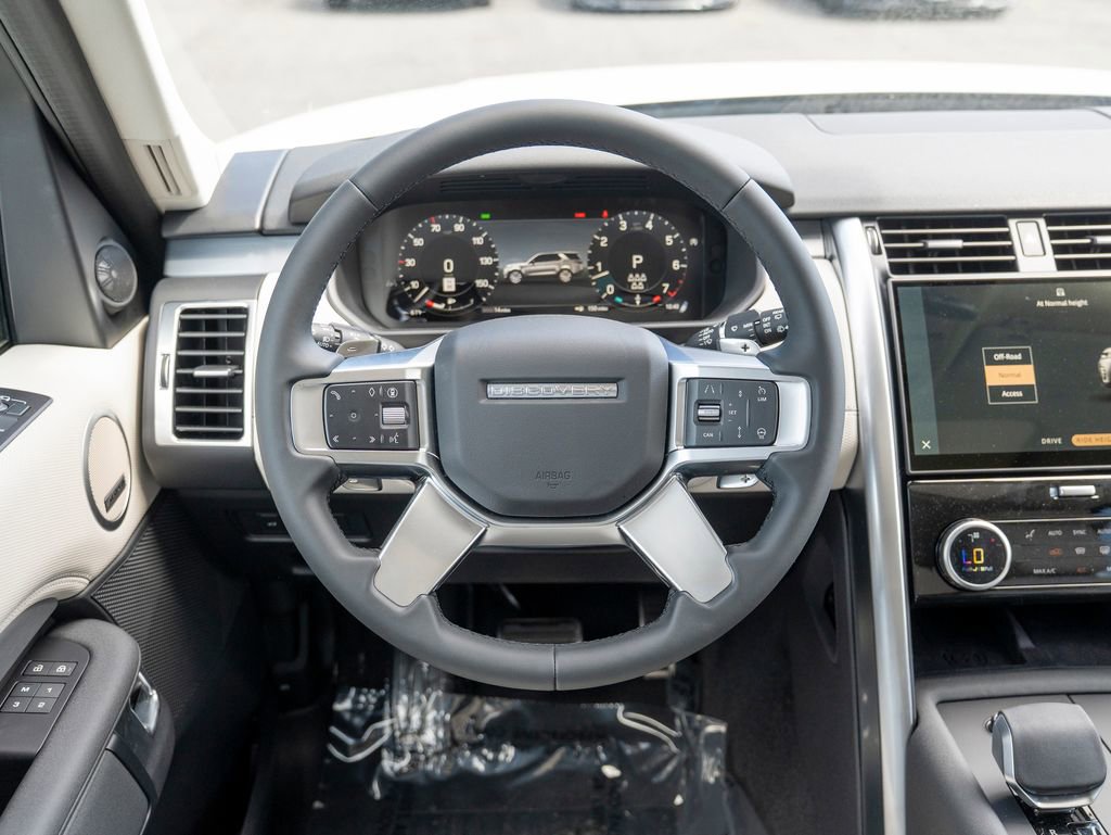 New 2025 Land Rover Discovery Dynamic SE image 12