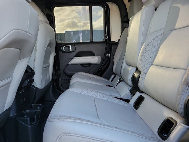 Used 2023 Jeep Gladiator Overland AWD/4WD image 15