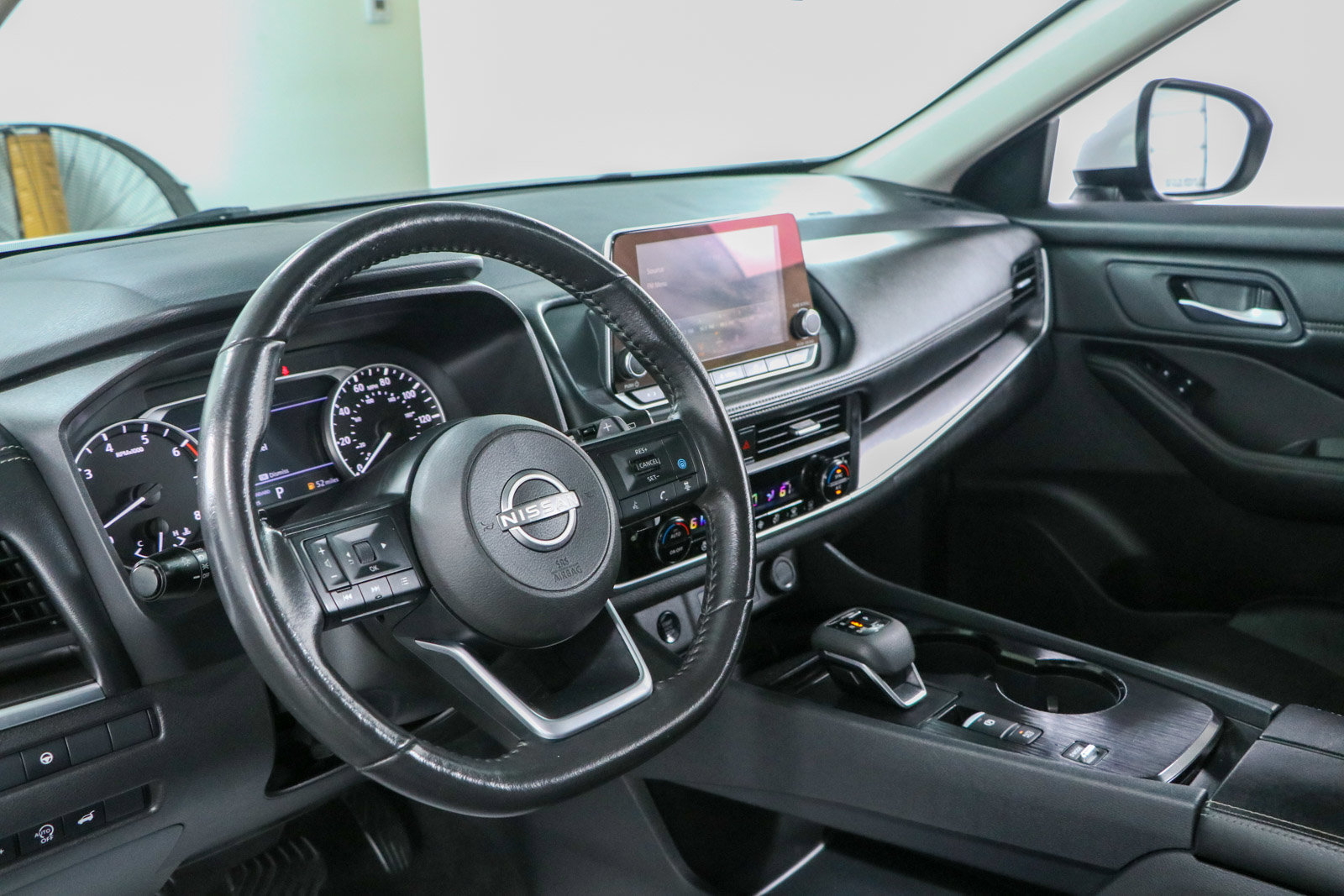Used 2024 Nissan Rogue SV w/ SV Premium Package FWD image 23