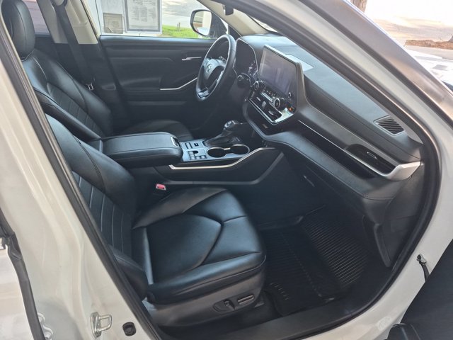 Used 2023 Toyota Highlander XLE AWD/4WD image 5