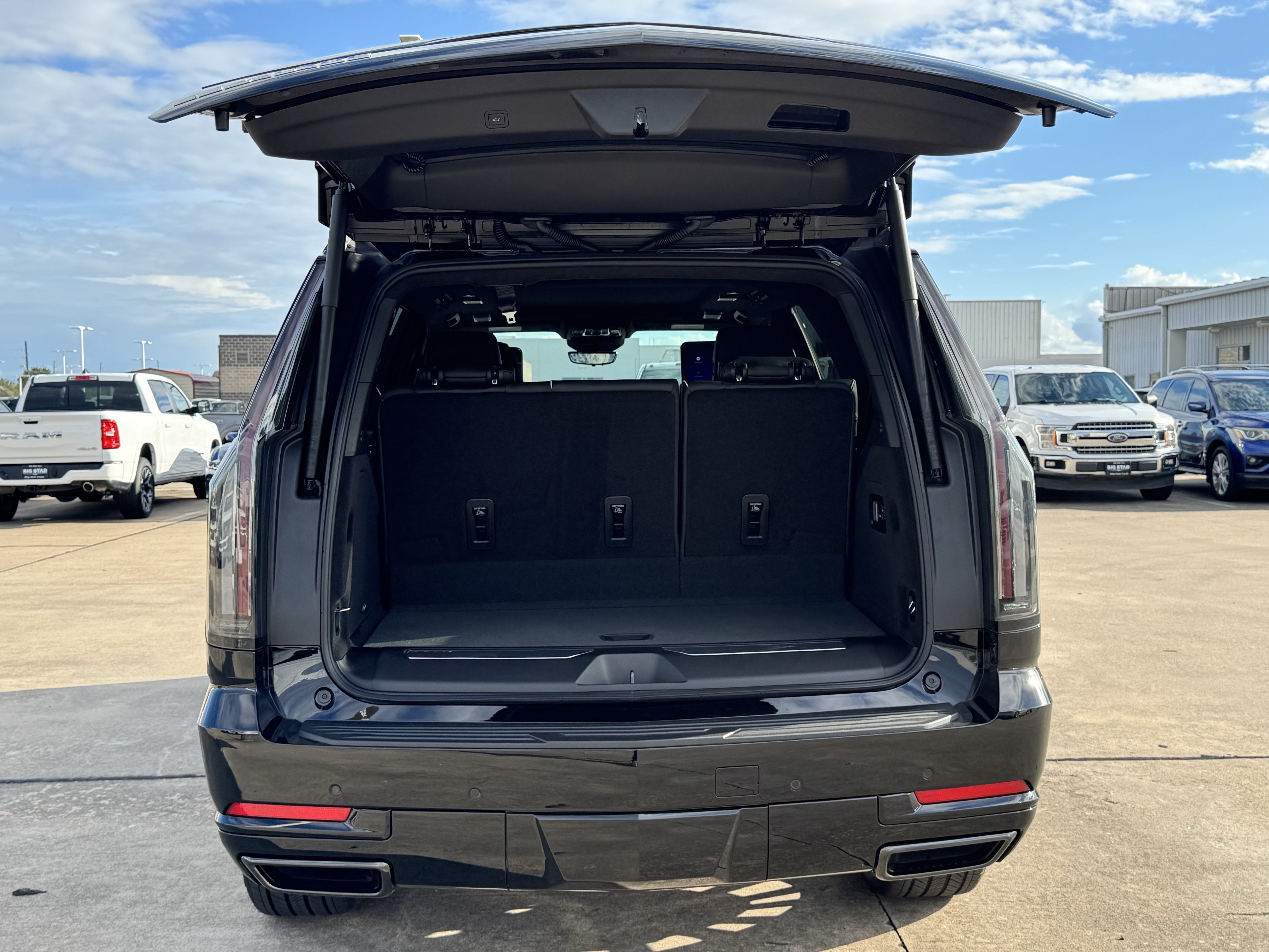 Used 2027 Cadillac Escalade Platinum Sport w/ LPO, ONYX Package AWD/4WD image 34