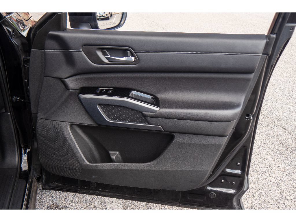 Used 2023 Nissan Pathfinder SL AWD/4WD image 17