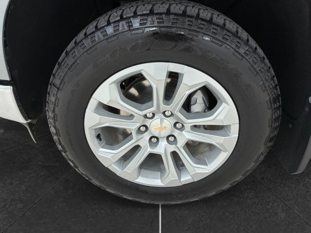 Used 2025 Chevrolet Silverado 1500 LTZ AWD/4WD image 9