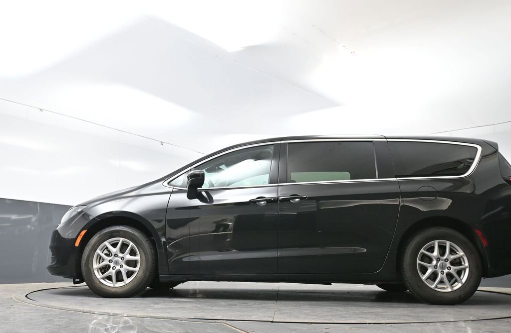 Used 2023 Chrysler Voyager LX FWD image 53