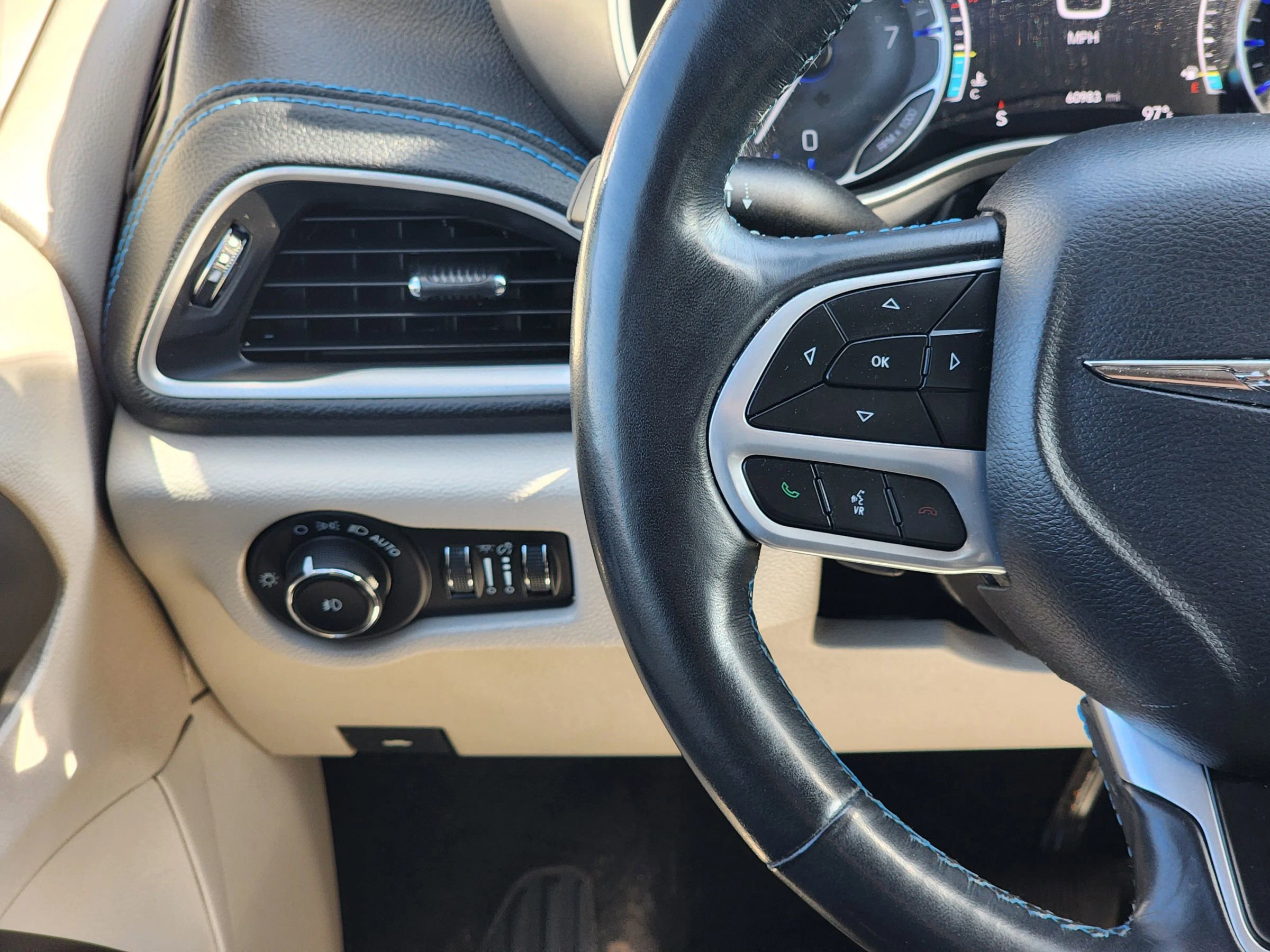 Used 2021 Chrysler Pacifica Touring w/ Cold Weather Group image 12