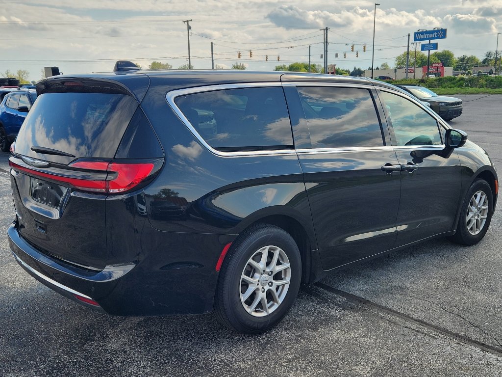 Used 2025 Chrysler Pacifica Select FWD image 3