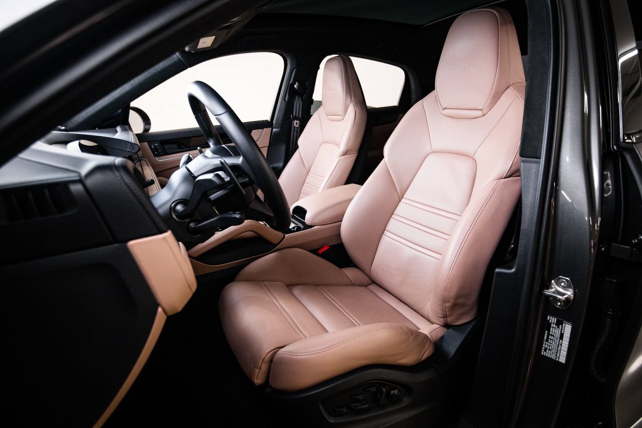 Certified 2024 Porsche Cayenne Turbo AWD/4WD image 5