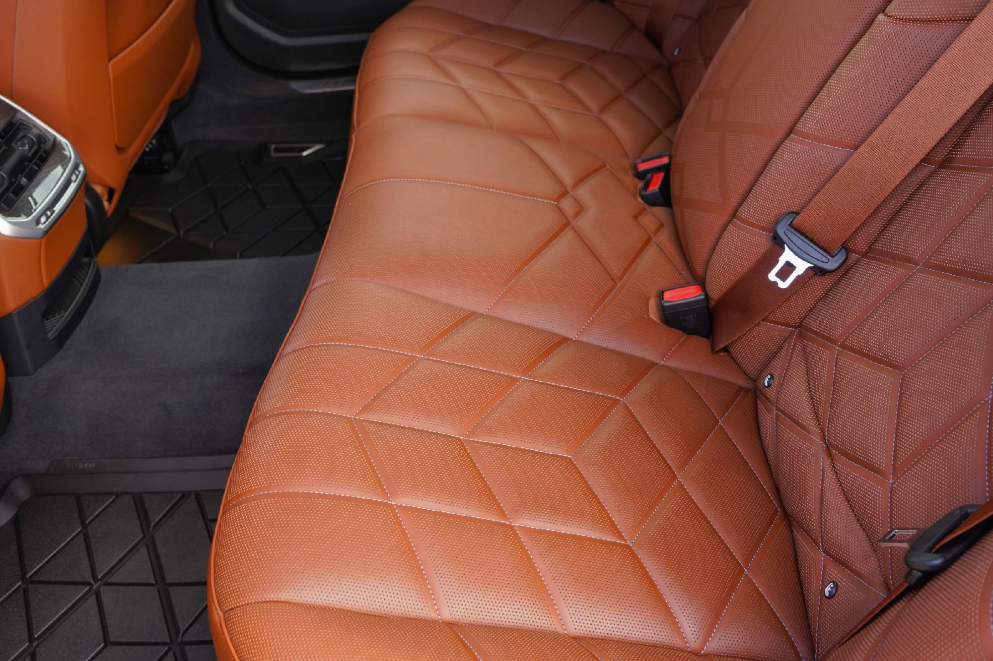 Used 2024 BMW 750e xDrive w/ Executive Package image 21