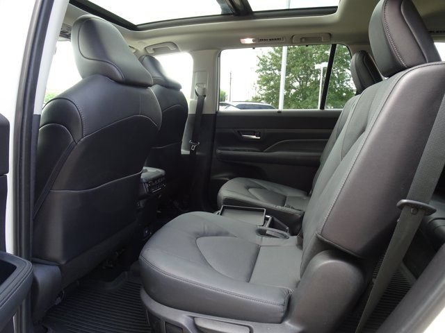 Used 2024 Toyota Grand Highlander AWD image 16