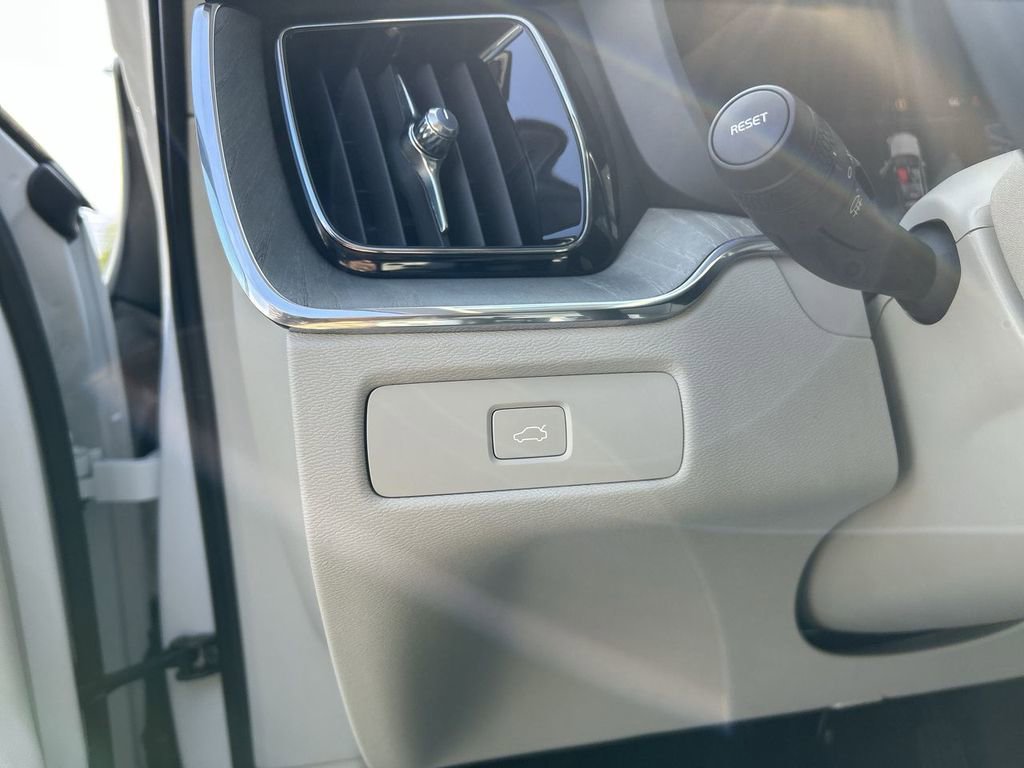 Used 2023 Volvo XC60 B5 Plus w/ Climate Package AWD/4WD image 17