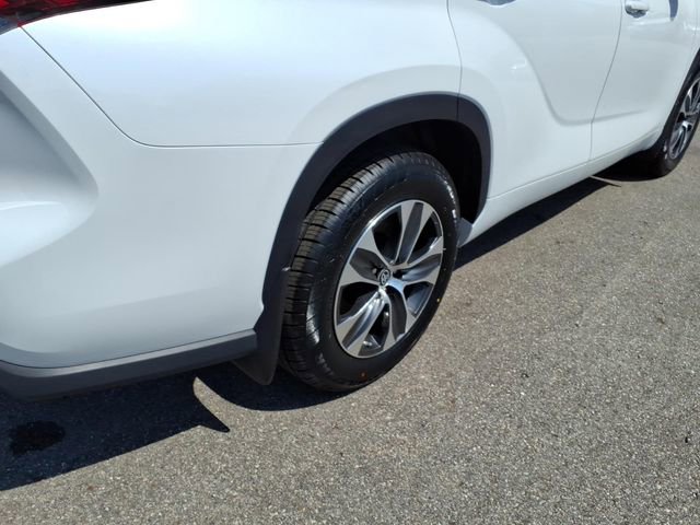 Used 2023 Toyota Highlander XLE AWD/4WD image 9
