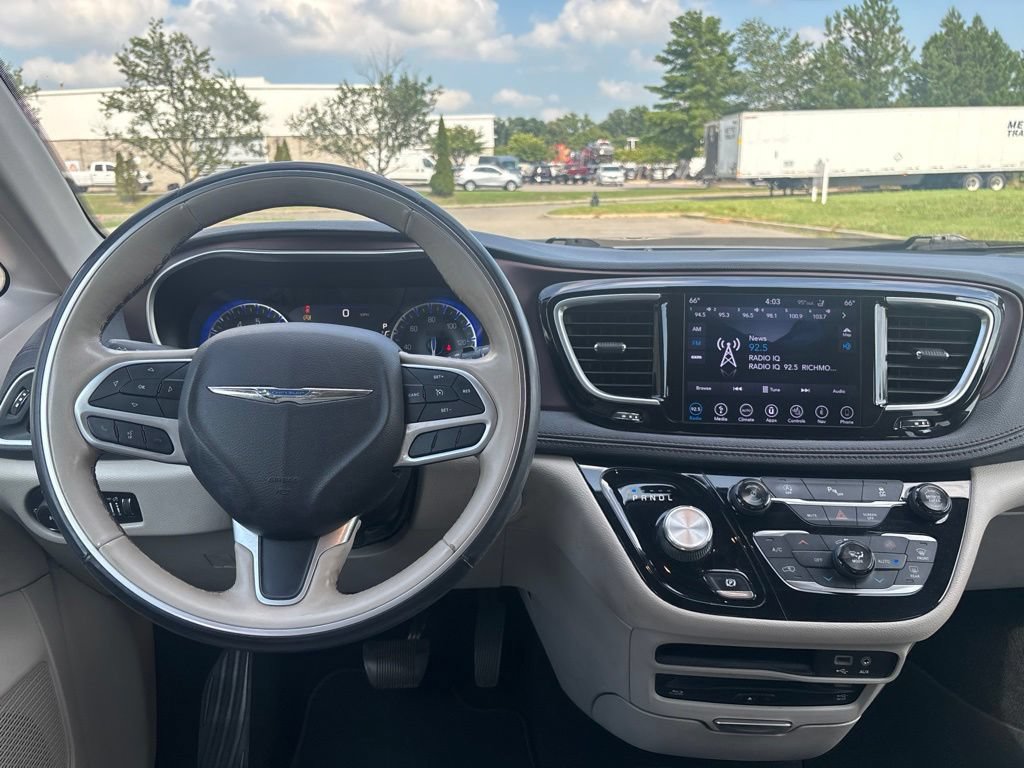 Used 2018 Chrysler Pacifica Limited w/ Tire & Wheel Group FWD image 13