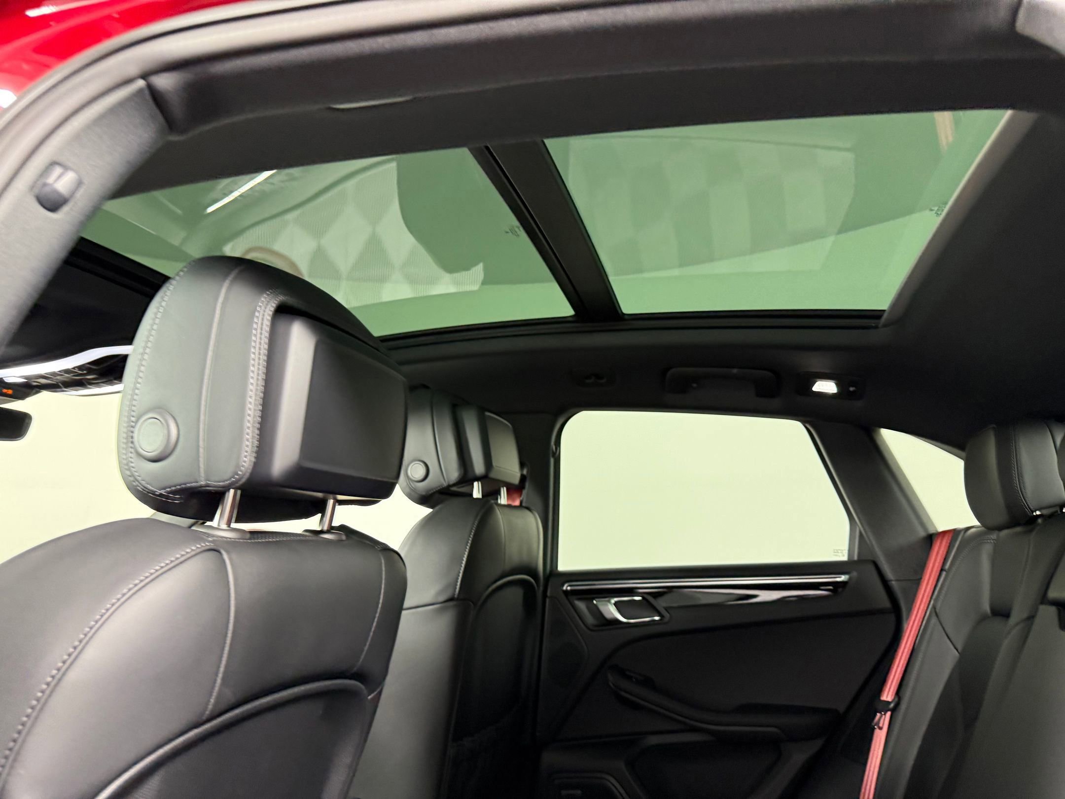 Certified 2026 Porsche Macan AWD/4WD image 16