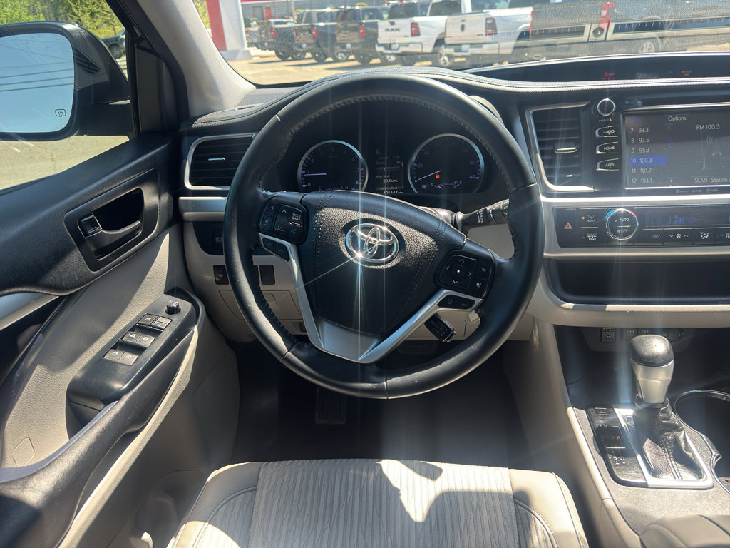 Used 2018 Toyota Highlander Plus FWD image 13