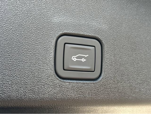 New 2026 Cadillac Optiq Luxury 2 image 32