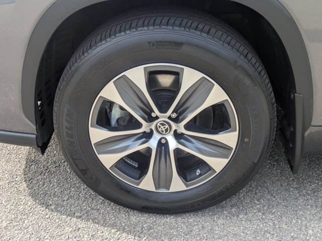 Used 2023 Toyota Highlander XLE AWD/4WD image 14