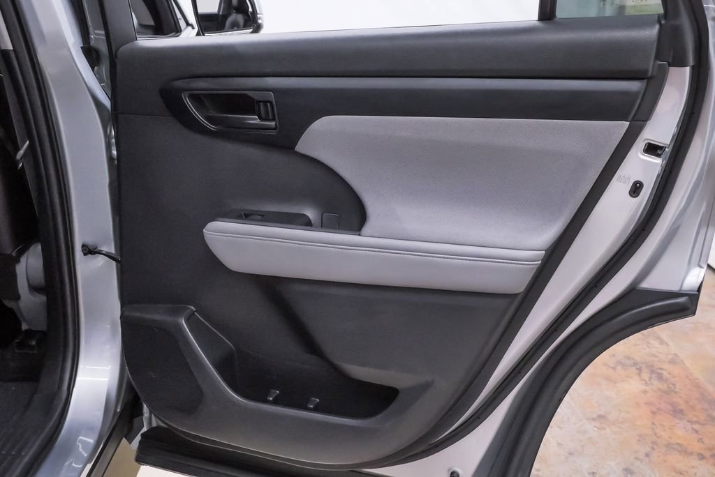 Used 2020 Toyota Highlander LE FWD image 28