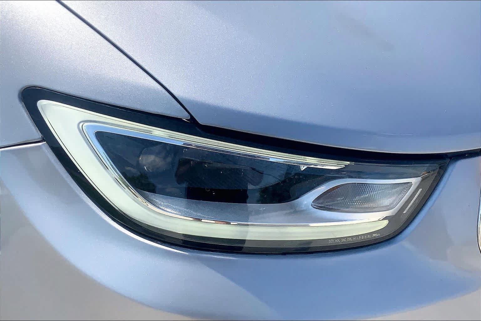 Used 2021 Chrysler Pacifica Touring-L FWD image 26
