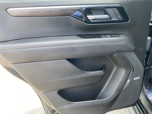 Used 2025 Chevrolet Tahoe Premier AWD/4WD image 32