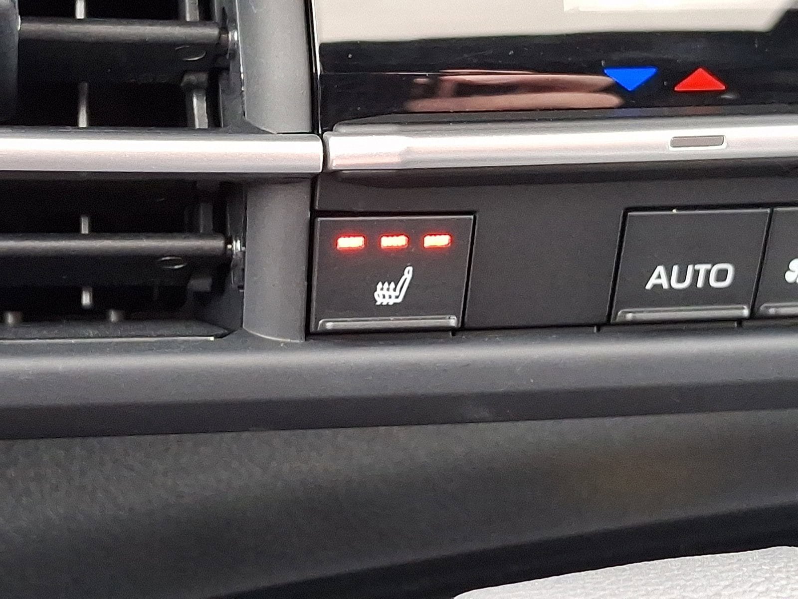 Used 2025 Toyota Sienna XSE FWD image 25