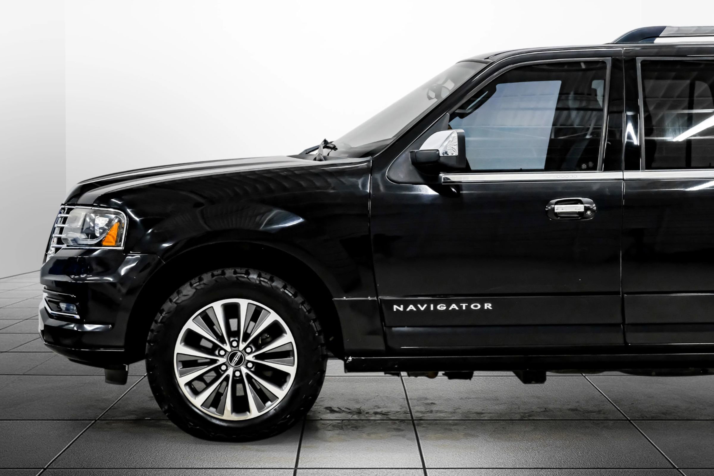 Used 2015 Lincoln Navigator 2WD image 13