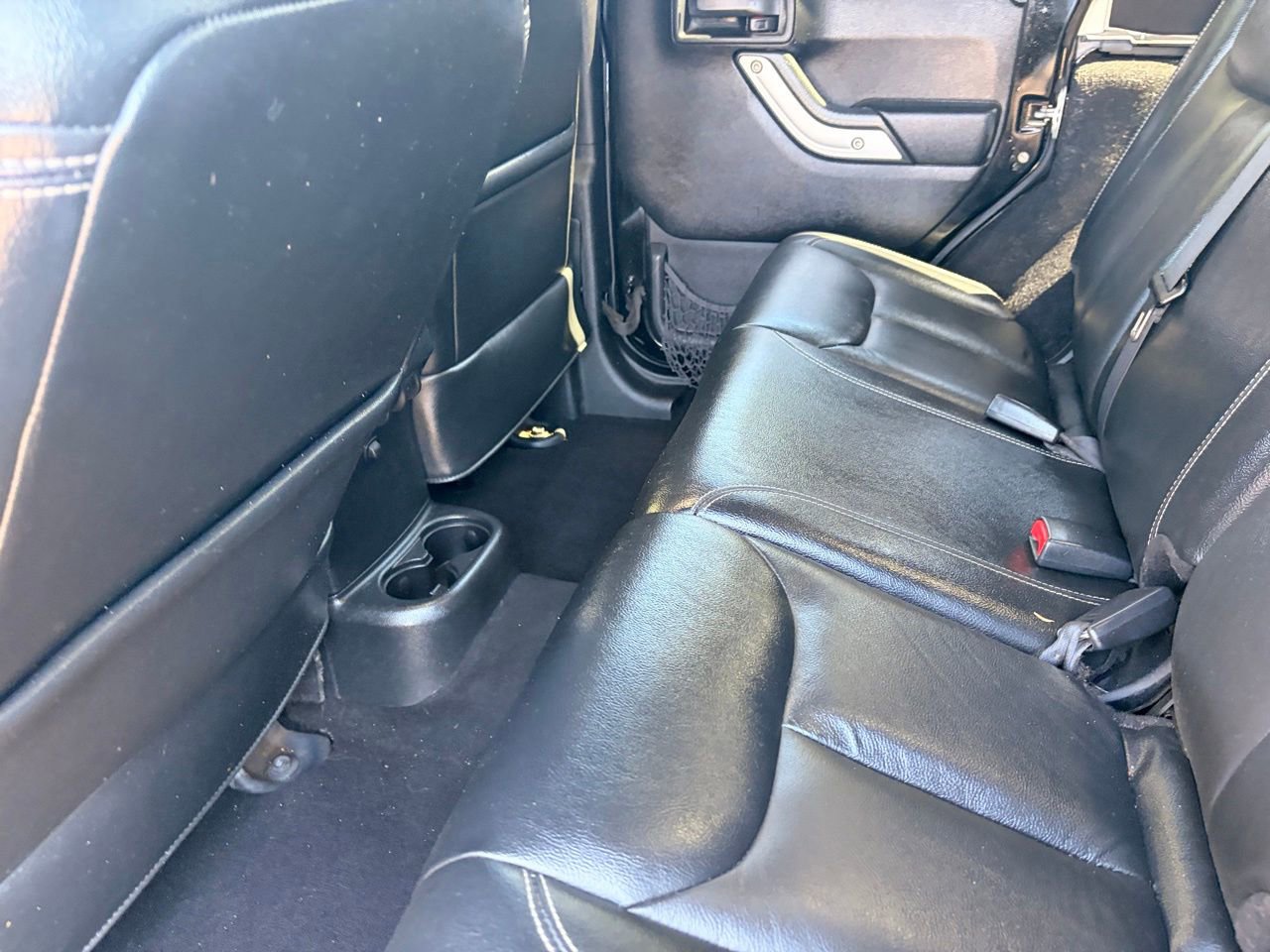Used 2015 Jeep Wrangler Unlimited Sahara w/ Connectivity Group AWD/4WD image 15