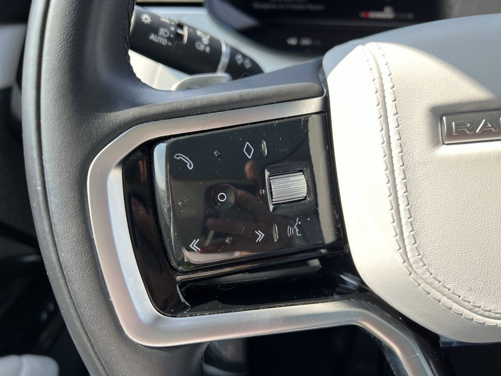 Used 2023 Land Rover Range Rover Sport SE image 30