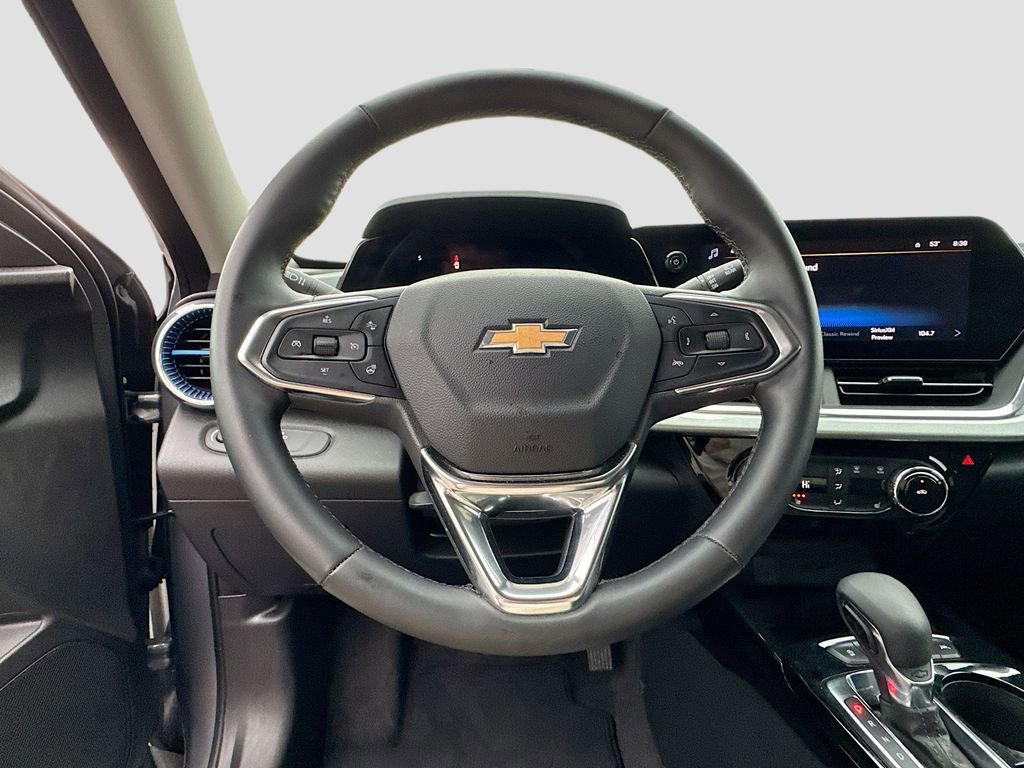 Used 2025 Chevrolet Trax LT w/ LT Convenience Package image 11