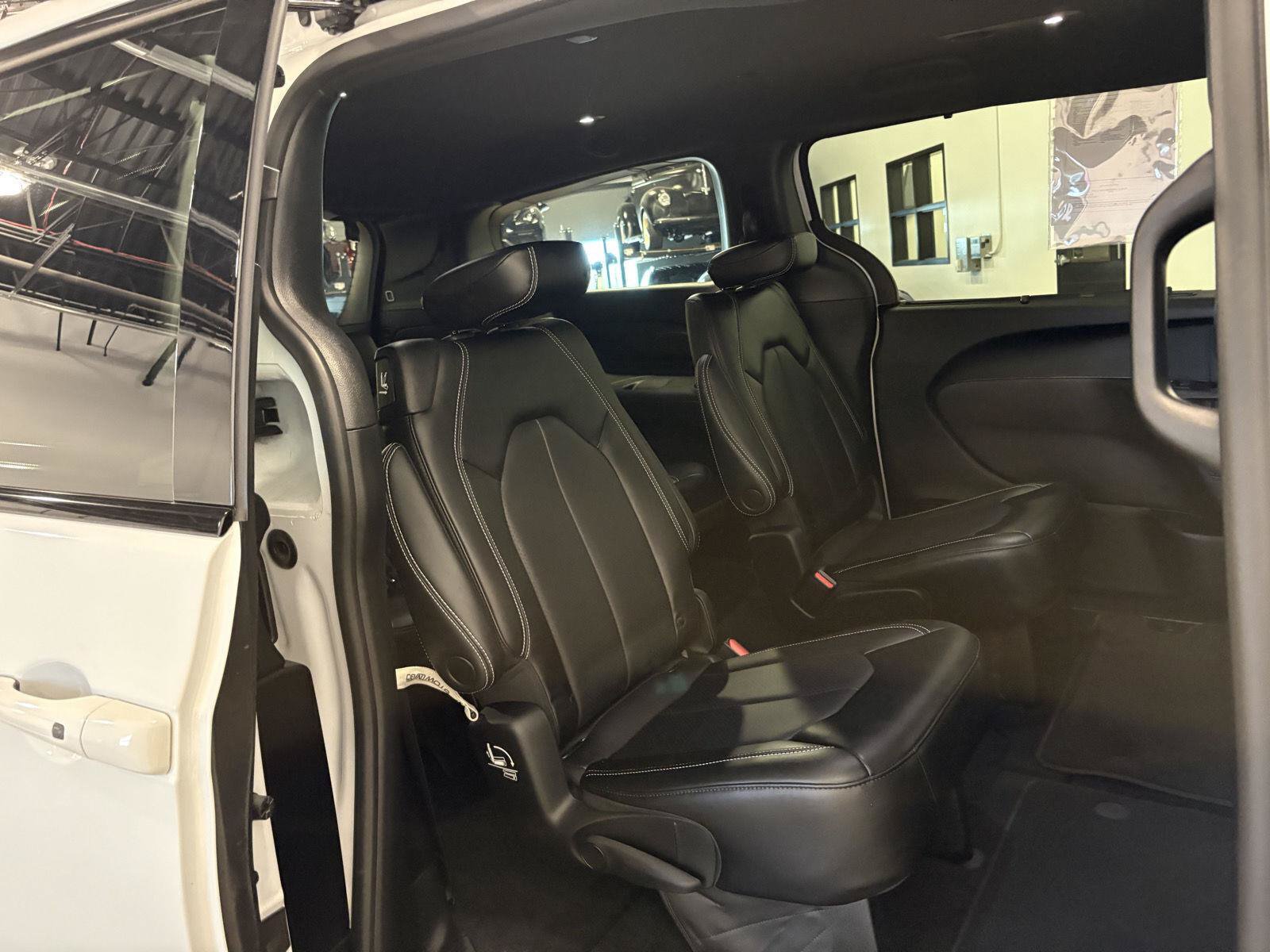 Used 2023 Chrysler Pacifica Touring-L w/ S Appearance Package FWD image 30