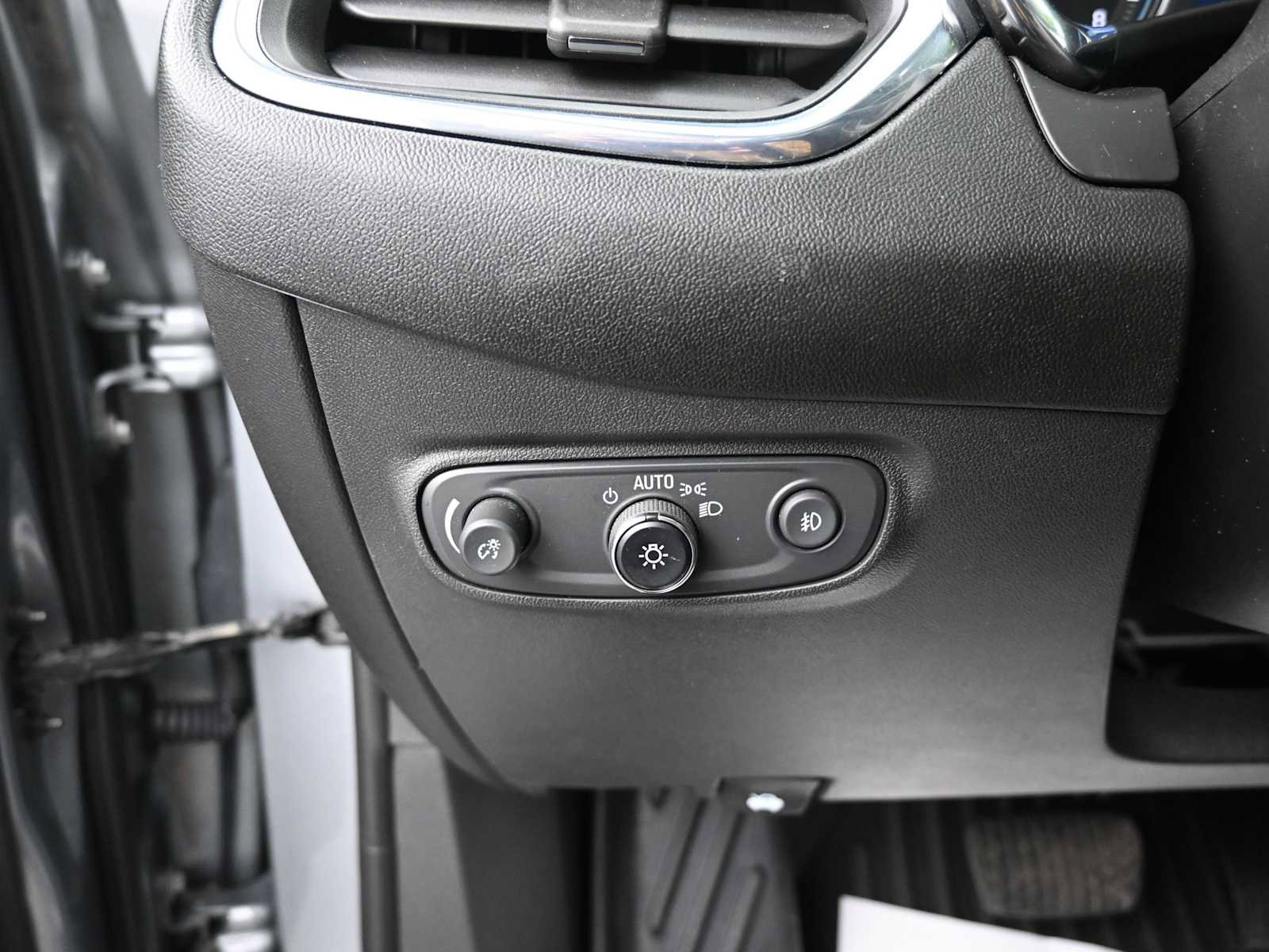 Used 2023 Chevrolet Equinox Premier image 11