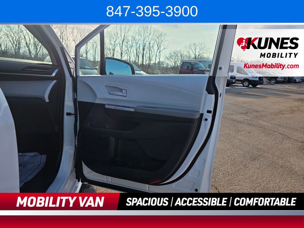 Used 2026 Toyota Sienna LE FWD image 26